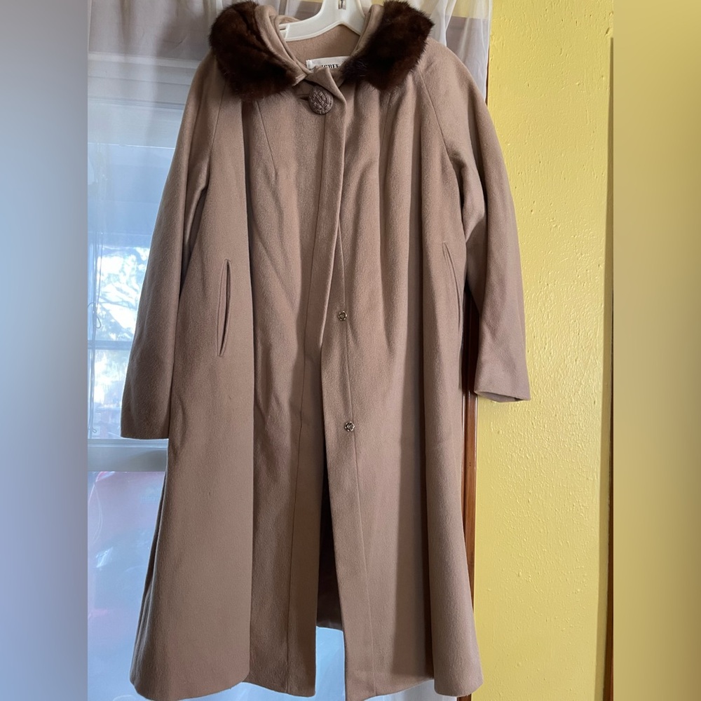 Elegant Vintage Tan Coat with mink Fur Collar